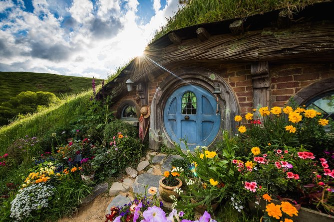 Rotorua to Auckland via Hobbiton movie set with lunch - Image 2